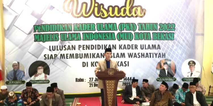 Kepada 43 Wisudawan PKU MUI Kota Bekasi, Kiai Niam: Bumikan Islam Wasathiyah