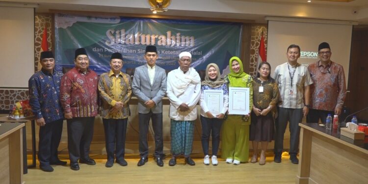 Serahkan Ketetapan Halal PT Surveyor Indonesia, Ketua MUI Tegaskan Peran Penting LPH