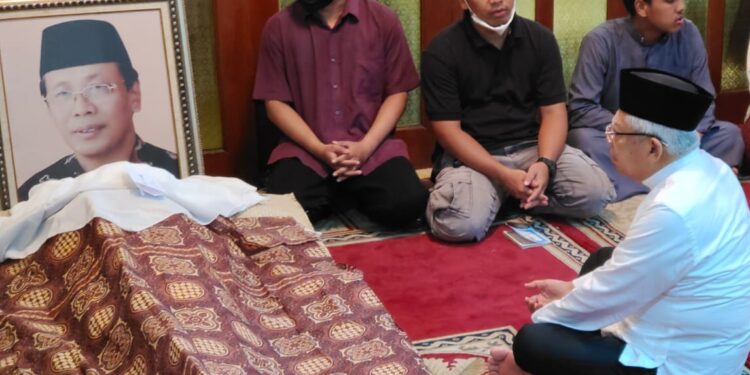 Takziyah ke Mantan Sekjen MUI Ichwan Sam, Wapres Ungkap Kedekatannya dengan Almarhum