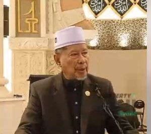 AG. Raried Wadjedy memberikan Pengajian di Masjid Raya Makassar