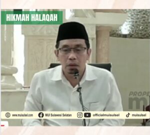 Ust. Muammar Bakry saat memberikan pengajian di Masjid Al MArkaz Al Islami Makassar