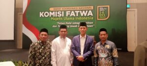 Foto bersama dengan Pengurus Komisi Fatwa MUI Pusat  