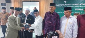 Penyerahan buku sebagai kenang-kenangan MUI Sulsel Kepada seluruh MUI Daerah yang hadir