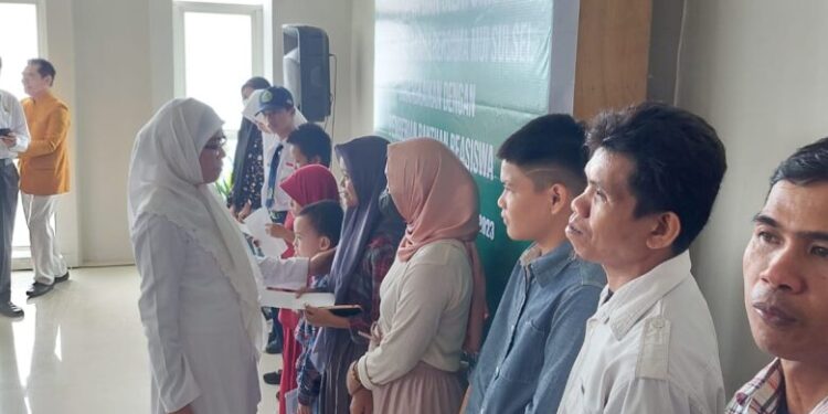 mui-sulsel-serahkan-beasiswa-pada-anjangsana-kanwil-kemenag-sulsel