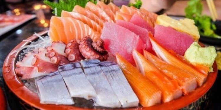 hukum-makan-daging-mentah-dan-ikan-mentah