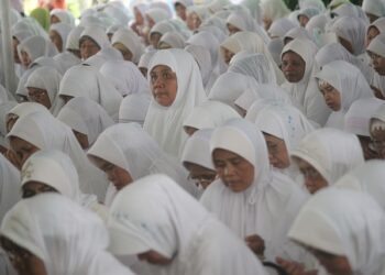 Hukum Muslimah Karier dan Mendudukkan Sunnah Berdiam Diri di Rumah Secara Proporsional