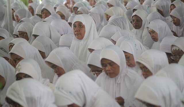 Hukum Muslimah Karier dan Mendudukkan Sunnah Berdiam Diri di Rumah Secara Proporsional