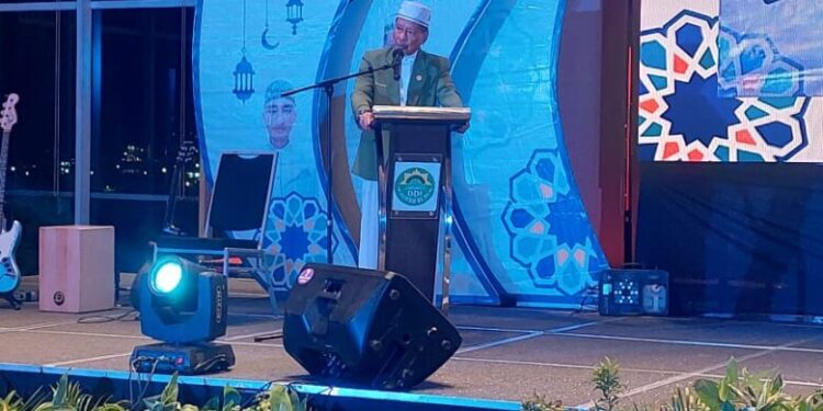 dewan-pembina-mui-sulsel-bawakan-hikmah-hbh-santri-ddi-makassar-di-hotel-rinra