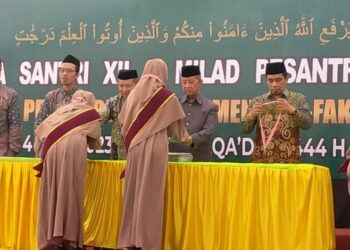 wisuda-santri-al-fakhriyah:-ketum-mui-baca-kitab-dan-uji-hafalan
